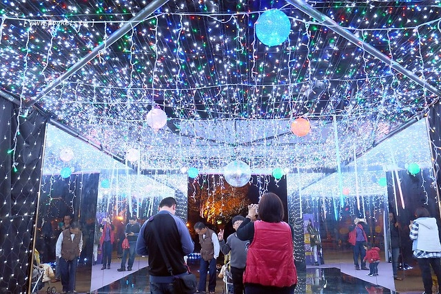 2017豐慶燈景賀新年-花都山城亮藝點┃豐原:葫蘆墩公園體驗不一樣的燈藝饗宴,由國際級大師所設計,花博四寶也亮相,還有小孩超愛的咖啡杯和小火車 @飛天璇的口袋