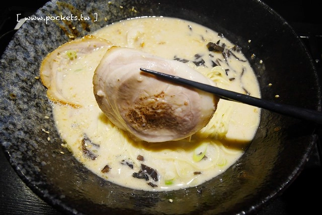 麵屋六花 Menya Rokka┃台中北區美食:中國醫藥大學商圈必吃美食,引進日本投幣式拉麵機點餐方式,湯頭濃郁接近日本風味 @飛天璇的口袋