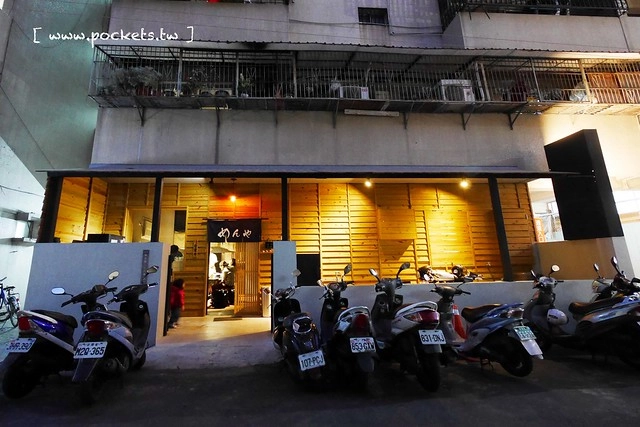 麵屋六花 Menya Rokka┃台中北區美食:中國醫藥大學商圈必吃美食,引進日本投幣式拉麵機點餐方式,湯頭濃郁接近日本風味 @飛天璇的口袋