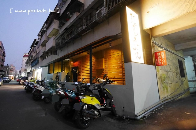 麵屋六花 Menya Rokka┃台中北區美食:中國醫藥大學商圈必吃美食,引進日本投幣式拉麵機點餐方式,湯頭濃郁接近日本風味 @飛天璇的口袋