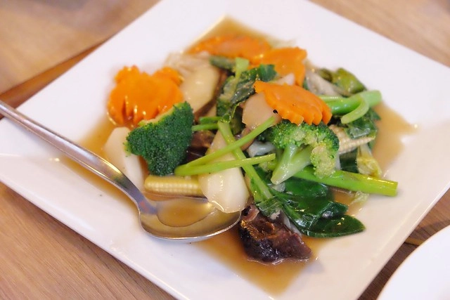 泰國曼谷|Krua Mae Sri Ruen|泰國必吃的米粉湯、打拋豬、炒河粉一網打盡,在地人帶路吃好料,餐點美味又平價 @飛天璇的口袋