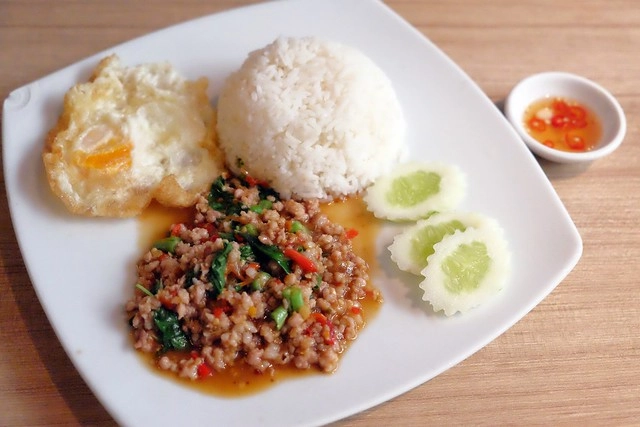 泰國曼谷|Krua Mae Sri Ruen|泰國必吃的米粉湯、打拋豬、炒河粉一網打盡,在地人帶路吃好料,餐點美味又平價 @飛天璇的口袋