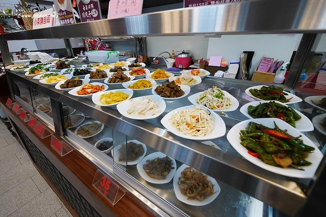 劉家酸菜白肉鍋:高雄超人氣連鎖火鍋店進駐台中,下午時段火鍋只要半價,鄰近南屯IKEA和向上花市 @飛天璇的口袋