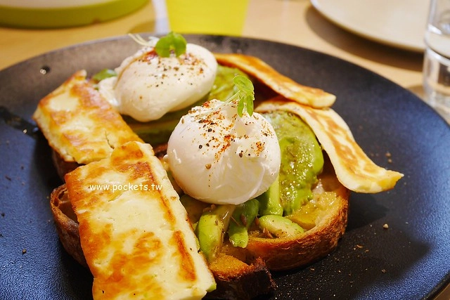 台中西屯|Ivette cafe,座落於秋紅谷公園旁的貴婦級早午餐店,Tiffany藍的裝潢環境明亮 @飛天璇的口袋