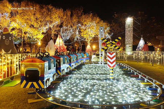 2017豐慶燈景賀新年-花都山城亮藝點┃豐原:葫蘆墩公園體驗不一樣的燈藝饗宴,由國際級大師所設計,花博四寶也亮相,還有小孩超愛的咖啡杯和小火車 @飛天璇的口袋