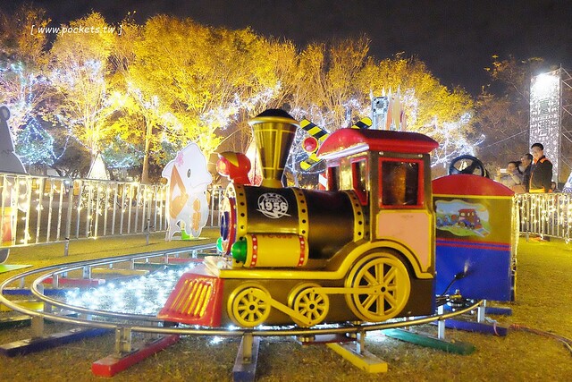 2017豐慶燈景賀新年-花都山城亮藝點┃豐原:葫蘆墩公園體驗不一樣的燈藝饗宴,由國際級大師所設計,花博四寶也亮相,還有小孩超愛的咖啡杯和小火車 @飛天璇的口袋