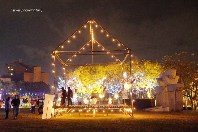 2017豐慶燈景賀新年-花都山城亮藝點┃豐原:葫蘆墩公園體驗不一樣的燈藝饗宴,由國際級大師所設計,花博四寶也亮相,還有小孩超愛的咖啡杯和小火車 @飛天璇的口袋