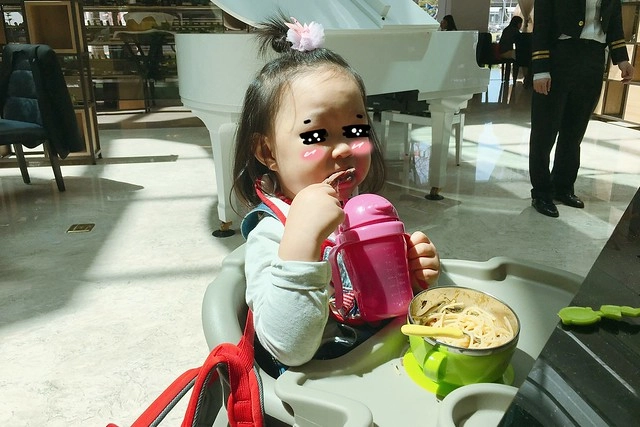 琴森林主題餐廳 PWF:純白鋼琴外型建築,前庭一片落羽松,還有黑白琴鍵人行道(已歇業) @飛天璇的口袋