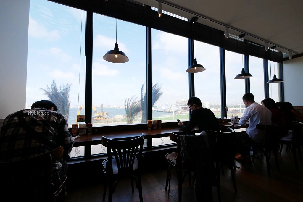 【台中梧棲】Kua-Aina 夏威夷漢堡,連歐巴馬都愛的夏威夷漢堡,還可以欣賞三井outlet無敵海景 @飛天璇的口袋