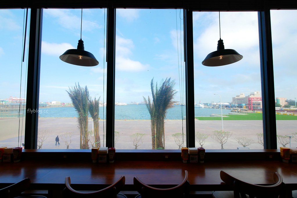 【台中梧棲】Kua-Aina 夏威夷漢堡,連歐巴馬都愛的夏威夷漢堡,還可以欣賞三井outlet無敵海景 @飛天璇的口袋