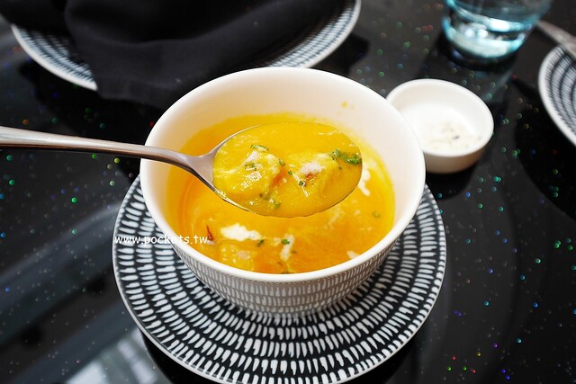 琴森林主題餐廳 PWF:純白鋼琴外型建築,前庭一片落羽松,還有黑白琴鍵人行道(已歇業) @飛天璇的口袋