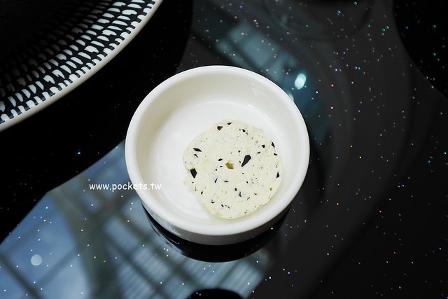 琴森林主題餐廳 PWF:純白鋼琴外型建築,前庭一片落羽松,還有黑白琴鍵人行道(已歇業) @飛天璇的口袋