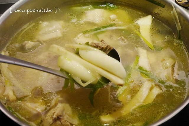 孔陵一隻雞|不用坐飛機就可以吃到韓國必吃一隻雞,平日用餐贈送海苔雞蛋粥,捷運忠孝復興站步行5分鐘 @飛天璇的口袋