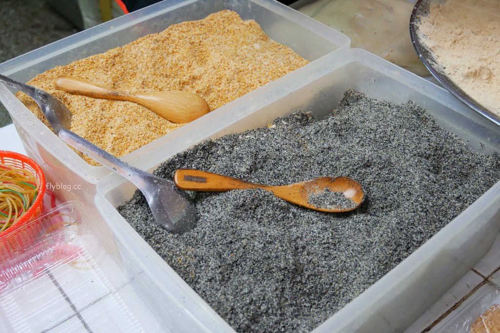 第五市場麻糬之家|隱身在市場內的傳統麻糬,復古口味紮實好吃,中午左右就會賣光光 @飛天璇的口袋