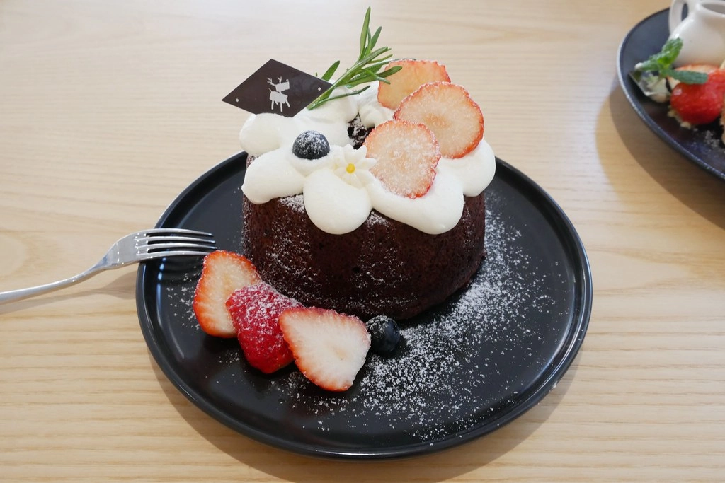 萌木之村 MOMU┃台中西屯:城市中遇見森林裡的童話之村,超可愛又好拍的複合式餐廳,中科商圈美食餐廳推薦 @飛天璇的口袋