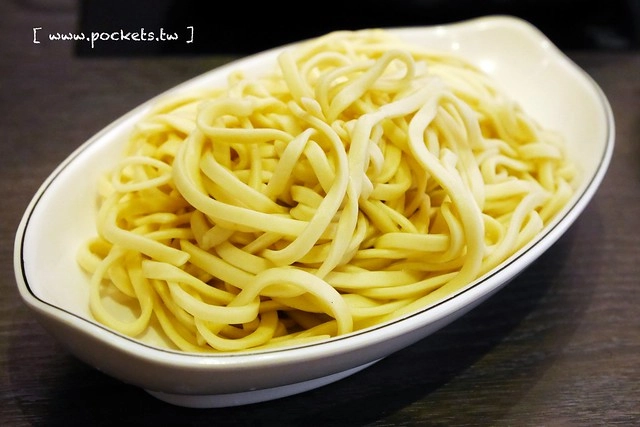 孔陵一隻雞|不用坐飛機就可以吃到韓國必吃一隻雞,平日用餐贈送海苔雞蛋粥,捷運忠孝復興站步行5分鐘 @飛天璇的口袋