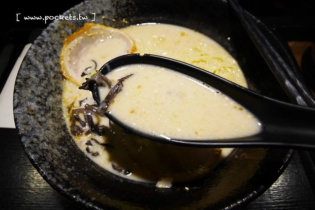 麵屋六花 Menya Rokka┃台中北區美食:中國醫藥大學商圈必吃美食,引進日本投幣式拉麵機點餐方式,湯頭濃郁接近日本風味 @飛天璇的口袋