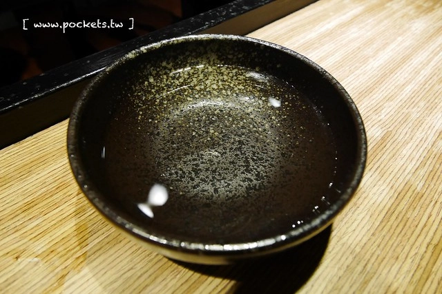 麵屋六花 Menya Rokka┃台中北區美食:中國醫藥大學商圈必吃美食,引進日本投幣式拉麵機點餐方式,湯頭濃郁接近日本風味 @飛天璇的口袋