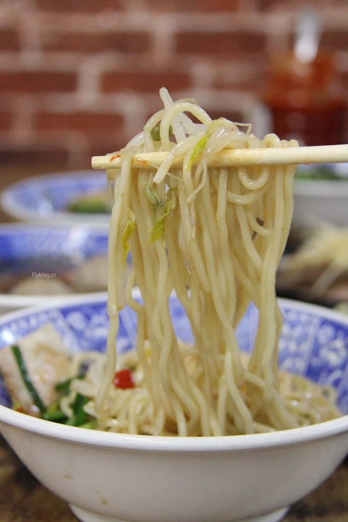 南投埔里|胡國雄古早麵,觀光客必朝聖的埔里美食,簡樸的古早味銅板小吃 @飛天璇的口袋
