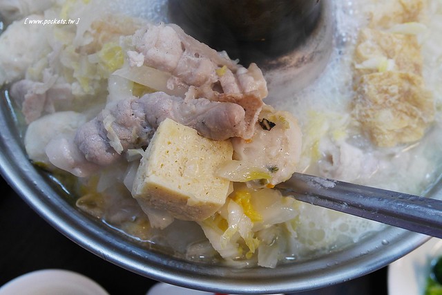 劉家酸菜白肉鍋:高雄超人氣連鎖火鍋店進駐台中,下午時段火鍋只要半價,鄰近南屯IKEA和向上花市 @飛天璇的口袋