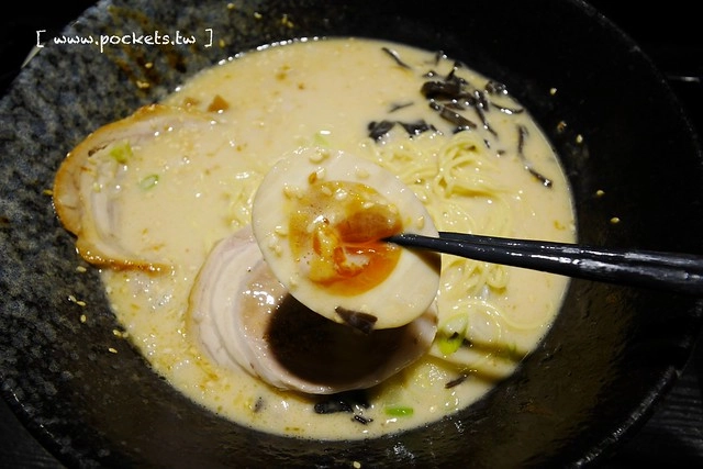 麵屋六花 Menya Rokka┃台中北區美食:中國醫藥大學商圈必吃美食,引進日本投幣式拉麵機點餐方式,湯頭濃郁接近日本風味 @飛天璇的口袋