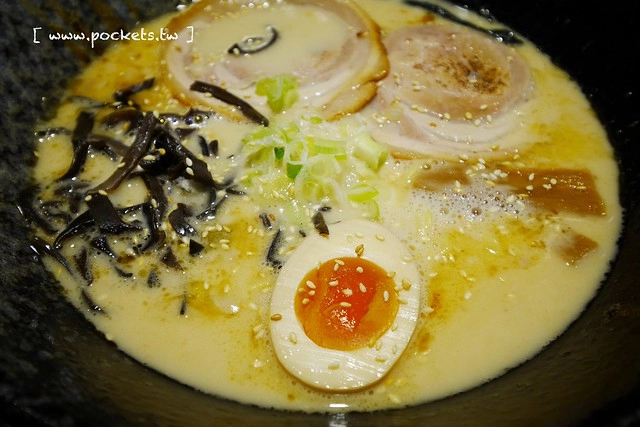 麵屋六花 Menya Rokka┃台中北區美食:中國醫藥大學商圈必吃美食,引進日本投幣式拉麵機點餐方式,湯頭濃郁接近日本風味 @飛天璇的口袋