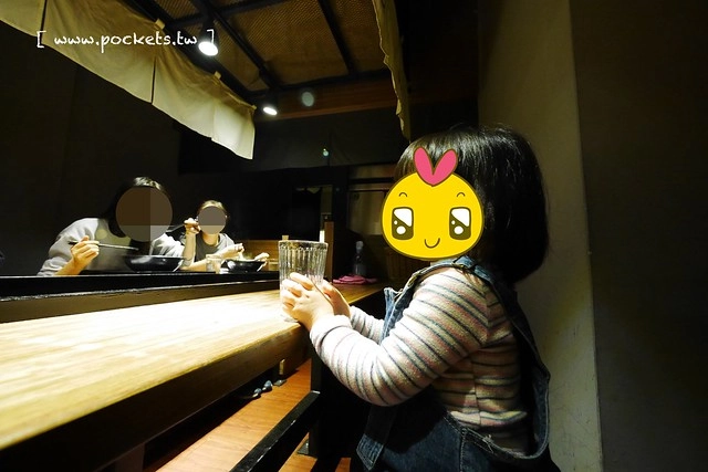 麵屋六花 Menya Rokka┃台中北區美食:中國醫藥大學商圈必吃美食,引進日本投幣式拉麵機點餐方式,湯頭濃郁接近日本風味 @飛天璇的口袋