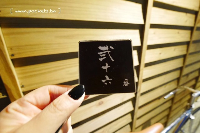 麵屋六花 Menya Rokka┃台中北區美食:中國醫藥大學商圈必吃美食,引進日本投幣式拉麵機點餐方式,湯頭濃郁接近日本風味 @飛天璇的口袋