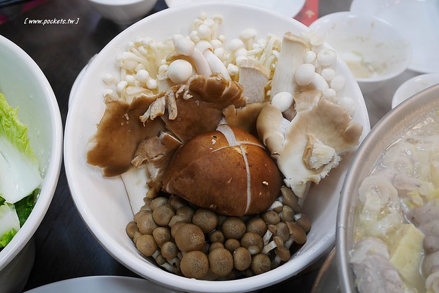 劉家酸菜白肉鍋:高雄超人氣連鎖火鍋店進駐台中,下午時段火鍋只要半價,鄰近南屯IKEA和向上花市 @飛天璇的口袋