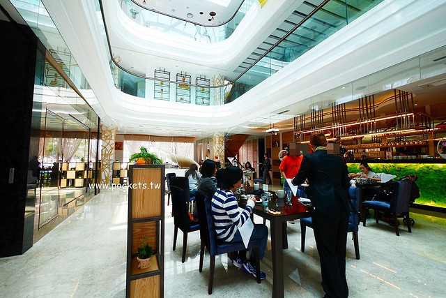 琴森林主題餐廳 PWF:純白鋼琴外型建築,前庭一片落羽松,還有黑白琴鍵人行道(已歇業) @飛天璇的口袋