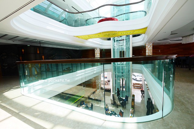 琴森林主題餐廳 PWF:純白鋼琴外型建築,前庭一片落羽松,還有黑白琴鍵人行道(已歇業) @飛天璇的口袋