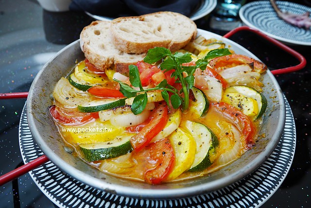 琴森林主題餐廳 PWF:純白鋼琴外型建築,前庭一片落羽松,還有黑白琴鍵人行道(已歇業) @飛天璇的口袋