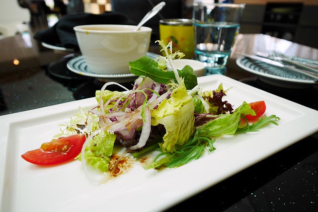 琴森林主題餐廳 PWF:純白鋼琴外型建築,前庭一片落羽松,還有黑白琴鍵人行道(已歇業) @飛天璇的口袋