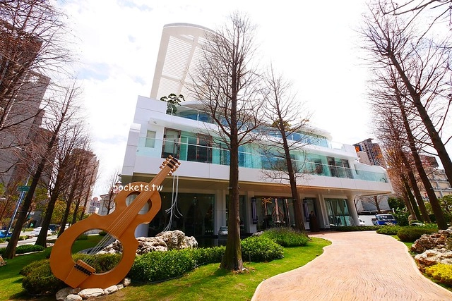 琴森林主題餐廳 PWF:純白鋼琴外型建築,前庭一片落羽松,還有黑白琴鍵人行道(已歇業) @飛天璇的口袋