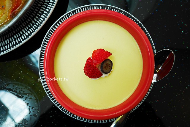 琴森林主題餐廳 PWF:純白鋼琴外型建築,前庭一片落羽松,還有黑白琴鍵人行道(已歇業) @飛天璇的口袋