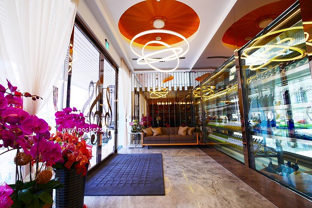 琴森林主題餐廳 PWF:純白鋼琴外型建築,前庭一片落羽松,還有黑白琴鍵人行道(已歇業) @飛天璇的口袋