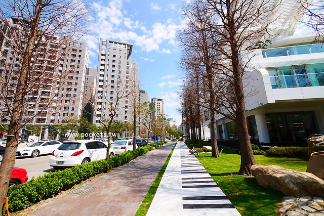 琴森林主題餐廳 PWF:純白鋼琴外型建築,前庭一片落羽松,還有黑白琴鍵人行道(已歇業) @飛天璇的口袋