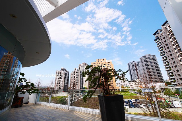 琴森林主題餐廳 PWF:純白鋼琴外型建築,前庭一片落羽松,還有黑白琴鍵人行道(已歇業) @飛天璇的口袋