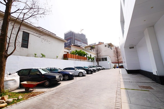 琴森林主題餐廳 PWF:純白鋼琴外型建築,前庭一片落羽松,還有黑白琴鍵人行道(已歇業) @飛天璇的口袋