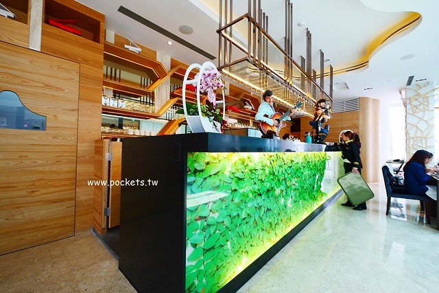 琴森林主題餐廳 PWF:純白鋼琴外型建築,前庭一片落羽松,還有黑白琴鍵人行道(已歇業) @飛天璇的口袋