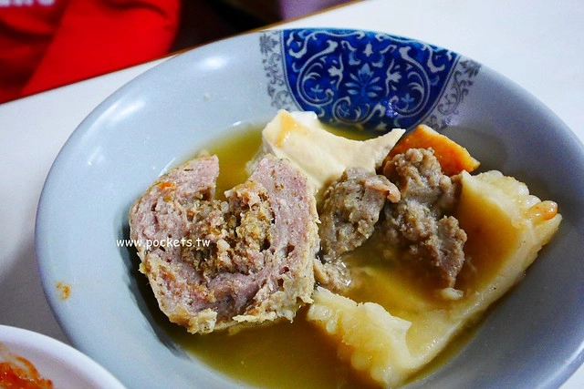 台中東勢|老黑輪肉圓店.東勢傳承50個年頭的老滋味,用臉盆裝黑輪超有氣勢 @飛天璇的口袋