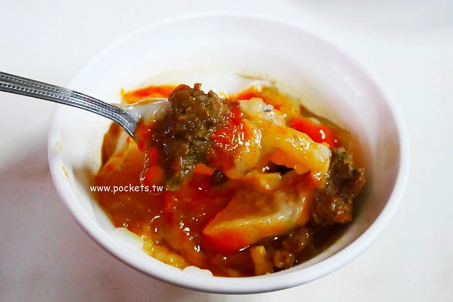 台中東勢|老黑輪肉圓店.東勢傳承50個年頭的老滋味,用臉盆裝黑輪超有氣勢 @飛天璇的口袋