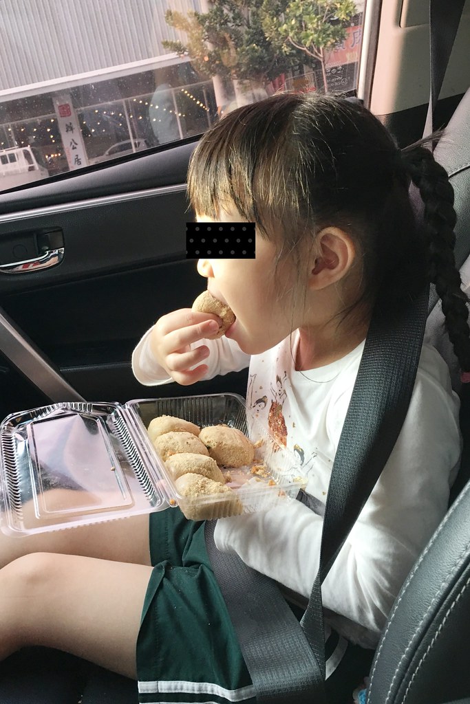 第五市場麻糬之家|隱身在市場內的傳統麻糬,復古口味紮實好吃,中午左右就會賣光光 @飛天璇的口袋