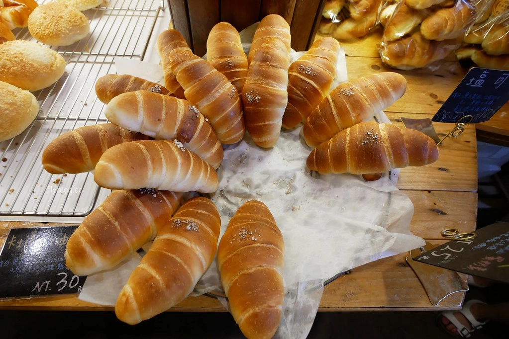南投草屯|田間小路五十一號麵包研究所.隱身草屯田野小路的麵包店,魔戒哈比村造型麵包工房 @飛天璇的口袋