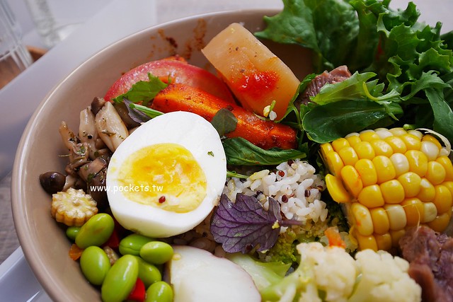 BOWL Fast Slow Food:北歐風格新建築,IG打卡熱門景點,少油少鹽健康食材,草悟道巷弄美食推薦 @飛天璇的口袋