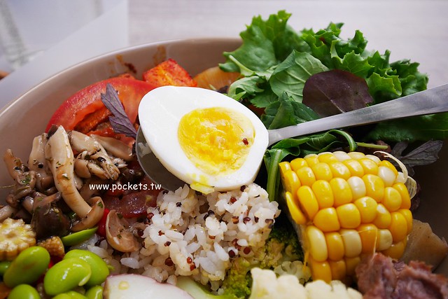 BOWL Fast Slow Food:北歐風格新建築,IG打卡熱門景點,少油少鹽健康食材,草悟道巷弄美食推薦 @飛天璇的口袋