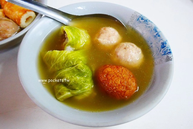 台中東勢|老黑輪肉圓店.東勢傳承50個年頭的老滋味,用臉盆裝黑輪超有氣勢 @飛天璇的口袋