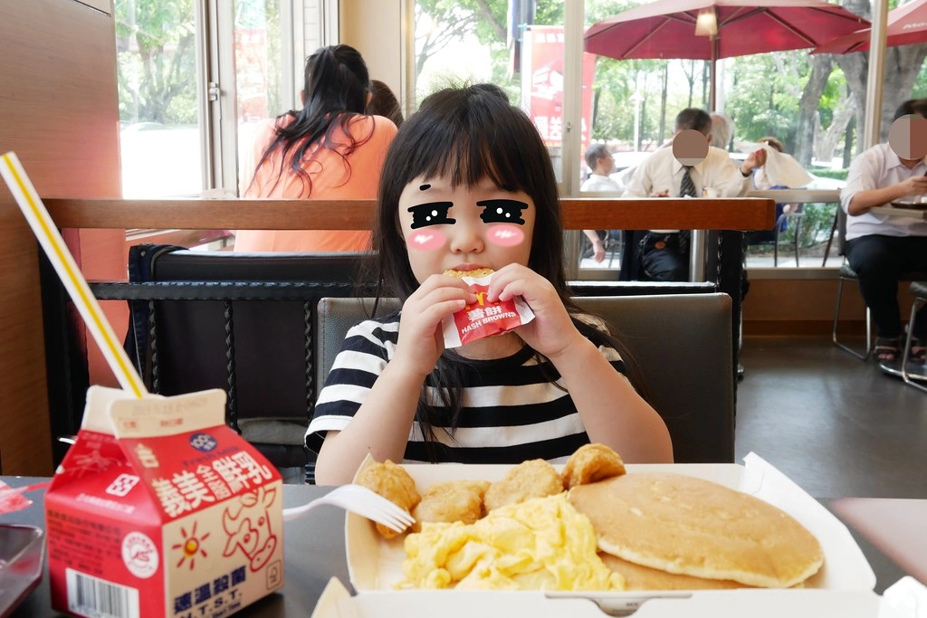 麥當勞.台中崇德二店:用鬆餅大早餐與孩子一起度過愜意美好的晨間時光,24小時營業不打烊還有得來速超方便 @飛天璇的口袋