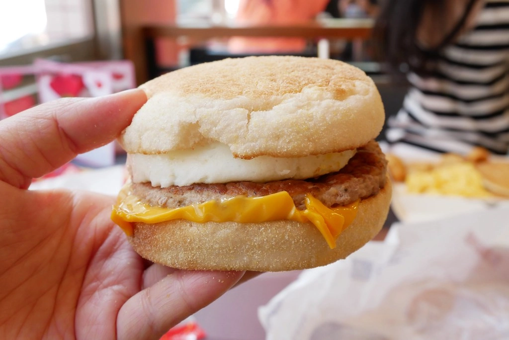 麥當勞.台中崇德二店:用鬆餅大早餐與孩子一起度過愜意美好的晨間時光,24小時營業不打烊還有得來速超方便 @飛天璇的口袋