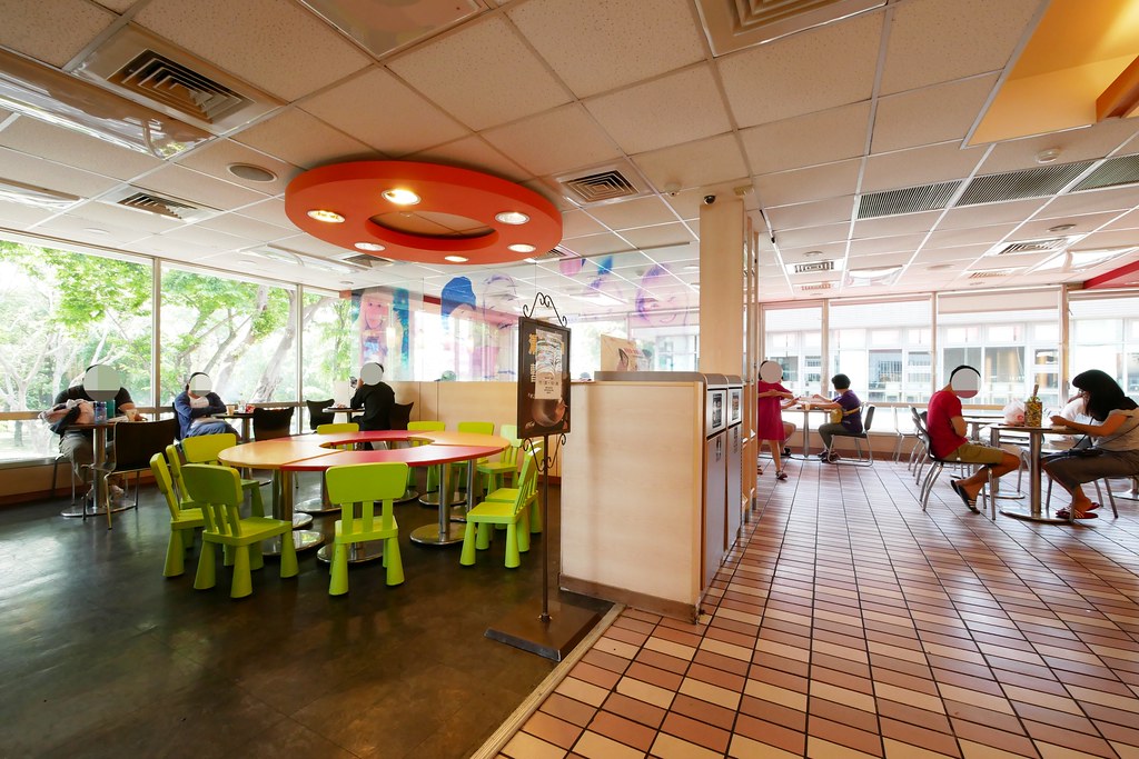 麥當勞.台中崇德二店:用鬆餅大早餐與孩子一起度過愜意美好的晨間時光,24小時營業不打烊還有得來速超方便 @飛天璇的口袋